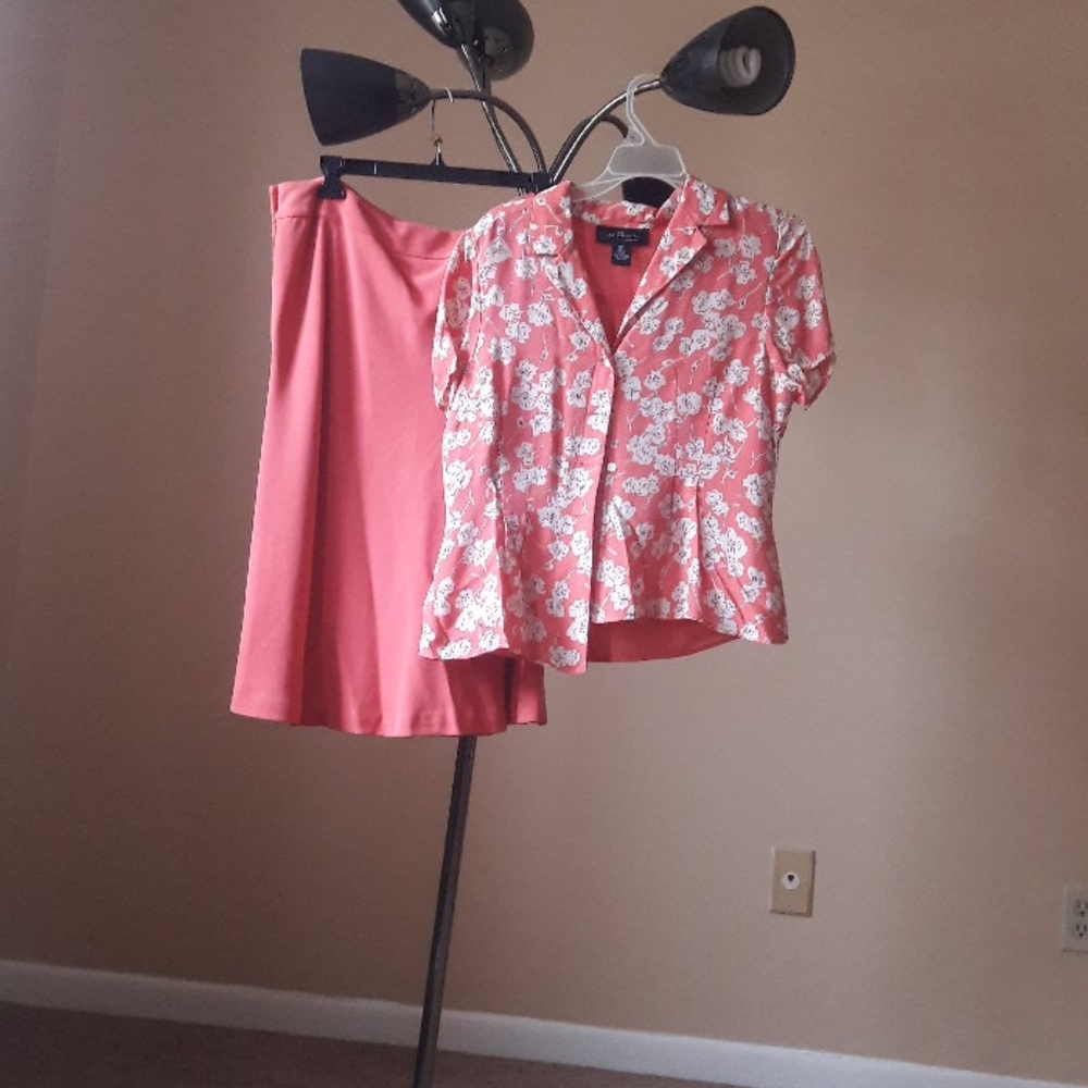 Skirt suit